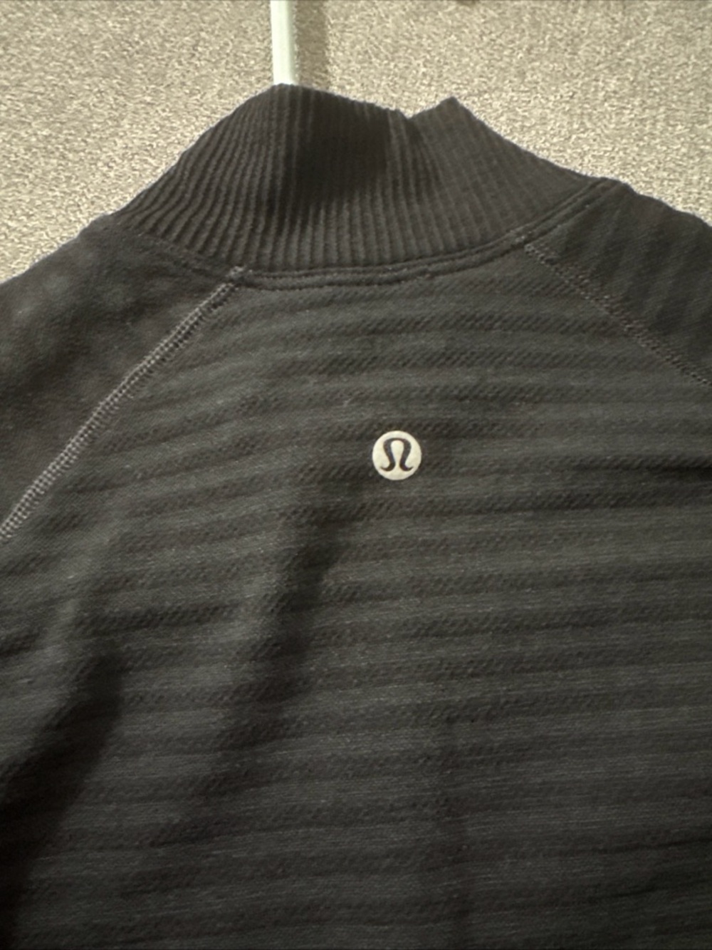 LULULEMON WOMENS SIZE 4 BLACK LONG SLEEVED HALF ZIP PULLOVER